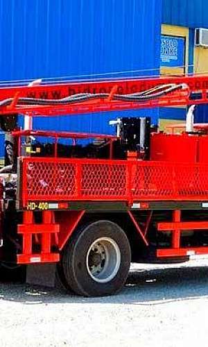 Perfuração de poço artesiano na rocha Perfuração de poço artesiano na rocha